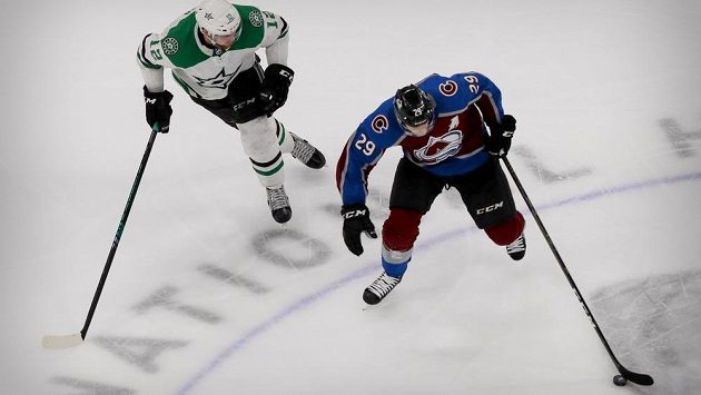 Nathan MacKinnon (vpravo) z Colorada ujíždí českému útočníkovi Dallasu Radku Faksovi. Nathan MacKinnon (vpravo) z Colorada ujíždí českému útočníkovi Dallasu Radku Faksovi.