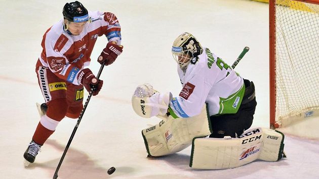 Olomoucký útočník Aleš Jergl před brankářem Brandonem Maxwellem z Mladé Boleslavi. Olomoucký útočník Aleš Jergl před brankářem Brandonem Maxwellem z Mladé Boleslavi.