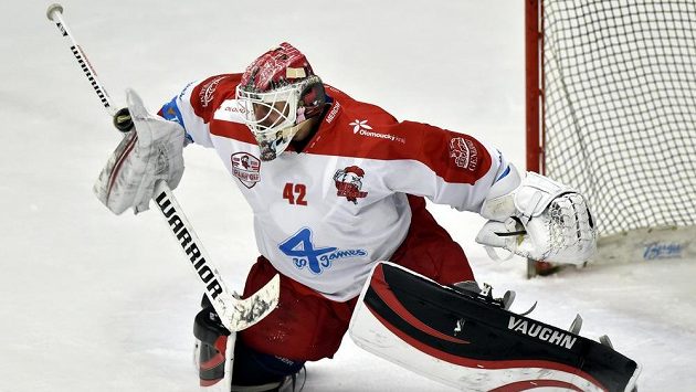Brankář Branislav Konrád z Olomouce v akci. Brankář Branislav Konrád z Olomouce v akci.