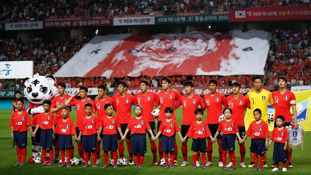 Jihokorejští fotbalisté před přípravným utkáním s Bosnou a Hercegovinou. Jihokorejští fotbalisté před přípravným utkáním s Bosnou a Hercegovinou.