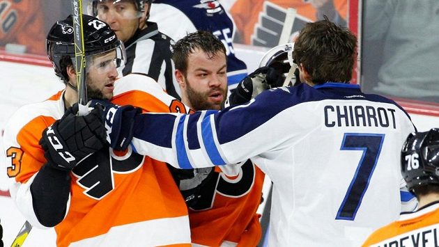 Radko Gudas (uprostřed) a Brandon Manning z Philadelphie při výměně názorů s Benem Chiarotem (7) z Winnipegu. Radko Gudas (uprostřed) a Brandon Manning z Philadelphie při výměně názorů s Benem Chiarotem (7) z Winnipegu.