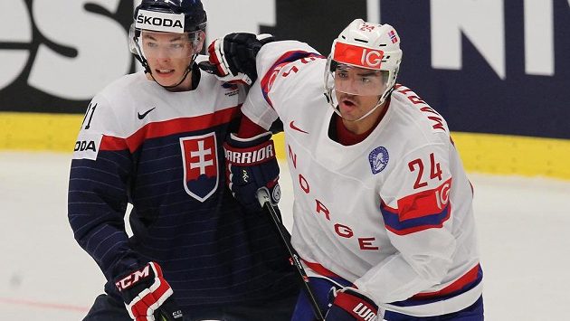 Obránce Slovenska Marek Ďaloga (vlevo) a norský útočník Andreas Martinsen. Obránce Slovenska Marek Ďaloga (vlevo) a norský útočník Andreas Martinsen.