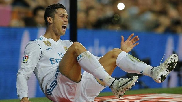Cristiano Ronaldo má šanci získat pátý triumf v anketě Zlatý míč. Cristiano Ronaldo má šanci získat pátý triumf v anketě Zlatý míč.