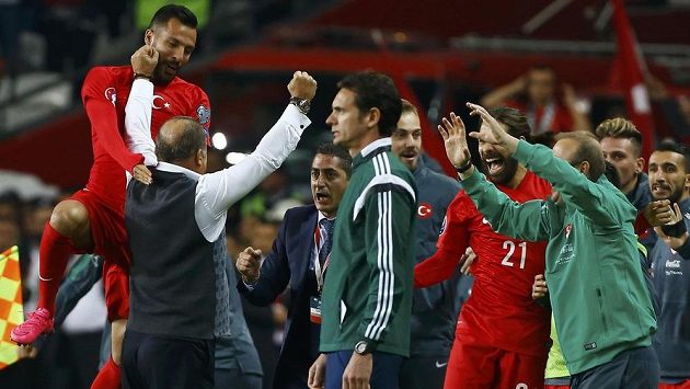 Fotbalisté Turecka slaví postup na mistrovství Evropy. Fotbalisté Turecka slaví postup na mistrovství Evropy.