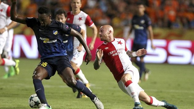 Nová slávistická posila Miroslav Stoch (vpravo) se snží vybojovat míč v souboji s Viniciem z APOEL. Nová slávistická posila Miroslav Stoch (vpravo) se snží vybojovat míč v souboji s Viniciem z APOEL.