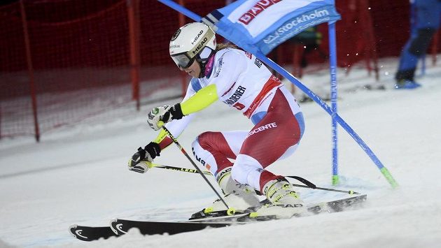 Švýcarka Wendy Holdenerová na trati paralelního slalomu ve Stockholmu. Švýcarka Wendy Holdenerová na trati paralelního slalomu ve Stockholmu.