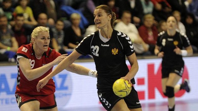Česká reprezentantka Helena Štěrbová (vlevo) brání Katarinu Bulatovičovou z Černé Hory. Česká reprezentantka Helena Štěrbová (vlevo) brání Katarinu Bulatovičovou z Černé Hory.