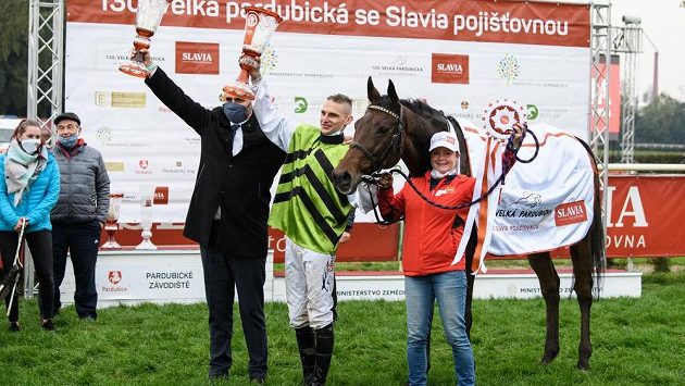 Trenér Radek Holčák a žokej Lukáš Matuský s koněm Hegnusem oslavují vítězství ve 130. ročníku Velké pardubické. Trenér Radek Holčák a žokej Lukáš Matuský s koněm Hegnusem oslavují vítězství ve 130. ročníku Velké pardubické.