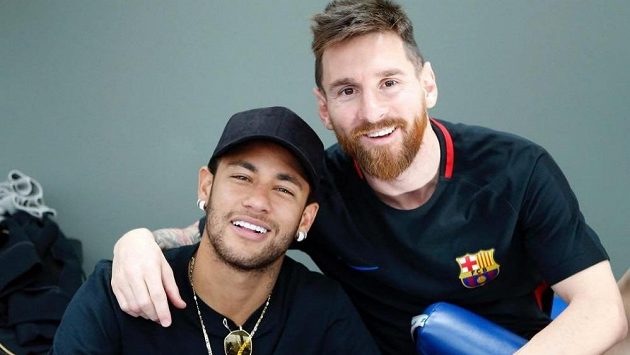 Fotbaloví kamarádi Argentinec Lionel Messi (vpravo) a Brazilec Neymar. První je hvězdou Barcelony, druhý září v dresu PSG, ale netají se touhou vrátit se do katalánského gigantu. Fotbaloví kamarádi Argentinec Lionel Messi (vpravo) a Brazilec Neymar. První je hvězdou Barcelony, druhý září v dresu PSG, ale netají se touhou vrátit se do katalánského gigantu.