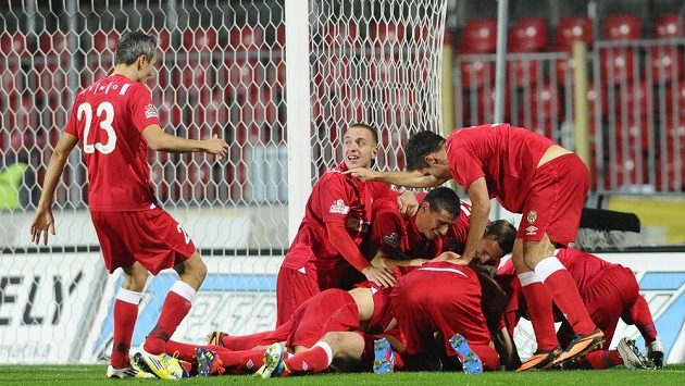 Fotbalisté Brna se radují ze vstřelení gólu proti Teplicím. Fotbalisté Brna se radují ze vstřelení gólu proti Teplicím.