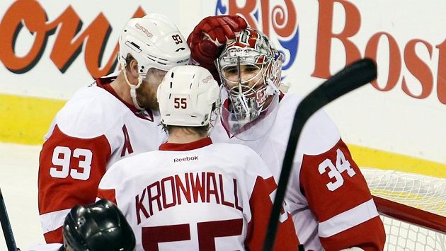 Brankář Detroitu Petr Mrázek slaví se spoluhráči vítězství ve Winnipegu. Vlevo útočník Johan Franzén, uprostřed obránce Niklas Kronwall. Brankář Detroitu Petr Mrázek slaví se spoluhráči vítězství ve Winnipegu. Vlevo útočník Johan Franzén, uprostřed obránce Niklas Kronwall.