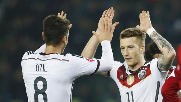 Němec Marco Reus (vpravo) slaví gól proti Gruzii se spoluhráčem Mesutem Özilem. Němec Marco Reus (vpravo) slaví gól proti Gruzii se spoluhráčem Mesutem Özilem.