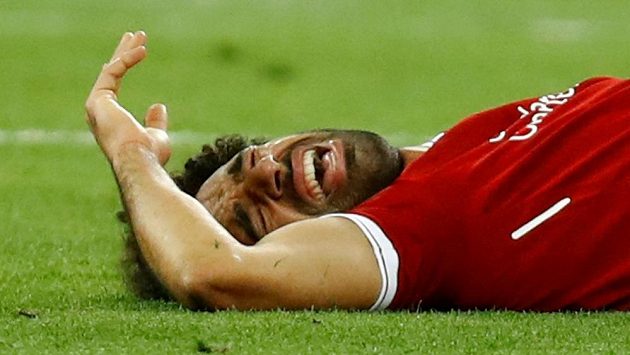 Na tyhle chvíle egyptský kanonýr Mohamed Salah nerad vzpomíná. Liverpoolský útočník nedohrál kvůli zranění finále Ligy mistrů. Na tyhle chvíle egyptský kanonýr Mohamed Salah nerad vzpomíná. Liverpoolský útočník nedohrál kvůli zranění finále Ligy mistrů.