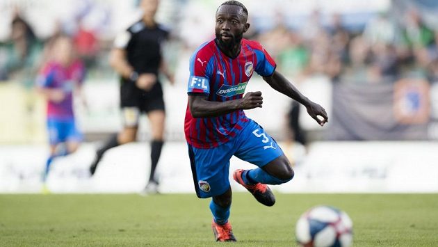 Konžský záložník Plzně Joel Kayamba. Konžský záložník Plzně Joel Kayamba.