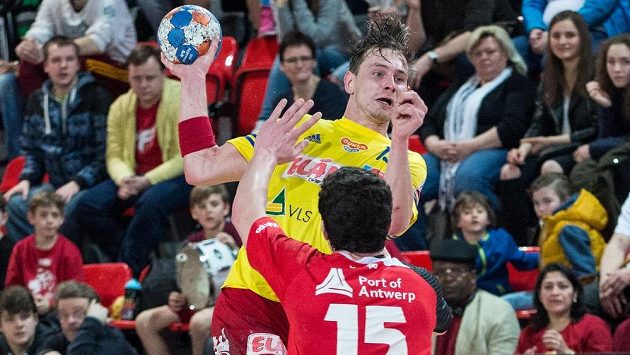 Milan Kotrč z Dukly Praha (ve žlutém dresu) a Quinten Colman z Antverp. Milan Kotrč z Dukly Praha (ve žlutém dresu) a Quinten Colman z Antverp.