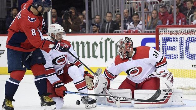 Ostrostřelec ve službách Washingtonu Alexandr Ovečkin (vlevo) si v rozhodujícím sedmém utkání 1. kola play off NHL na brankáře Caroliny Petra Mrázka nepřišel. Ostrostřelec ve službách Washingtonu Alexandr Ovečkin (vlevo) si v rozhodujícím sedmém utkání 1. kola play off NHL na brankáře Caroliny Petra Mrázka nepřišel.