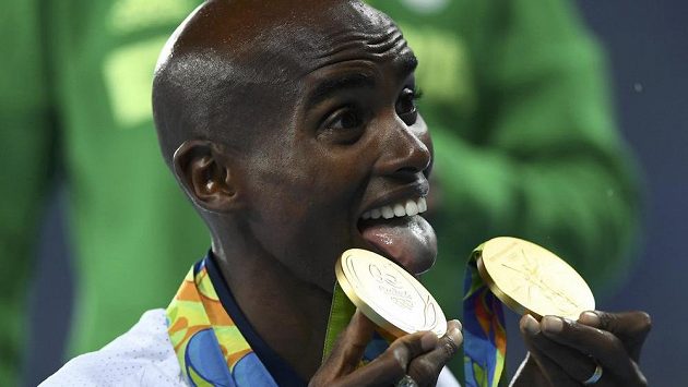 Britský vytrvalec Mohamed Farah a jeho sbírka zlatých medailí z OH v Riu. Britský vytrvalec Mohamed Farah a jeho sbírka zlatých medailí z OH v Riu.