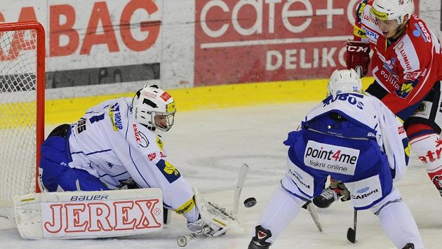 Na brněnského brankáře Marka Čiliaka si pardubičtí střelci nepřišli. Takhle zlikvidoval za pomoci Petra Kuboše pokus Tomáše Zohorny. Na brněnského brankáře Marka Čiliaka si pardubičtí střelci nepřišli. Takhle zlikvidoval za pomoci Petra Kuboše pokus Tomáše Zohorny.