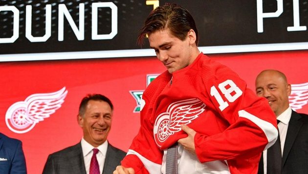Filip Zadina na draftu NHL obléká dres Detroitu. Filip Zadina na draftu NHL obléká dres Detroitu.