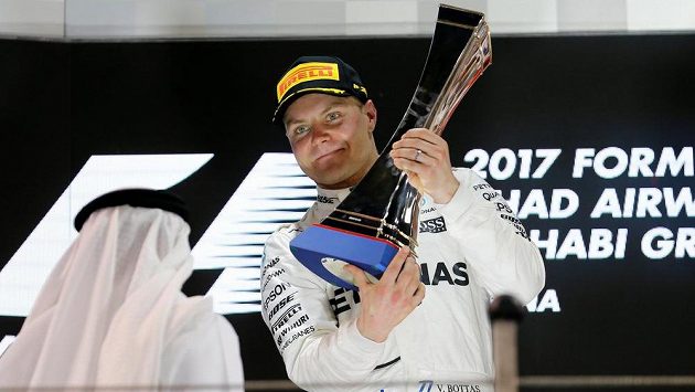Valtteri Bottas s trofejí pro vítěze závodu F1 v Abú Zabí. Valtteri Bottas s trofejí pro vítěze závodu F1 v Abú Zabí.