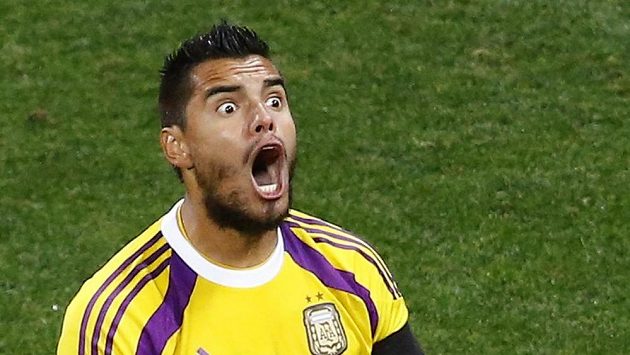 Argentinský brankář Sergio Romero dal po úspěchu v penaltovém rozstřelu průchod emocím. Argentinský brankář Sergio Romero dal po úspěchu v penaltovém rozstřelu průchod emocím.