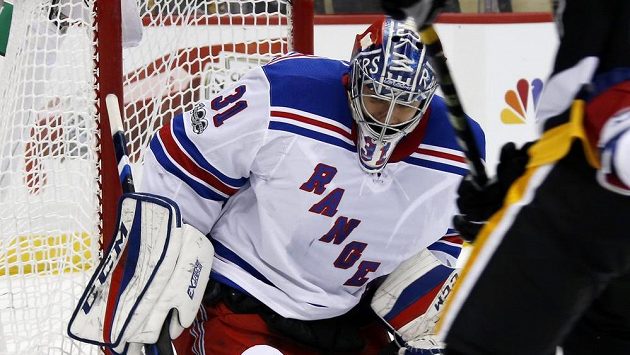 Gólman NY Rangers Ondřej Pavelec (31) při utkání s Pittsburghem. Gólman NY Rangers Ondřej Pavelec (31) při utkání s Pittsburghem.