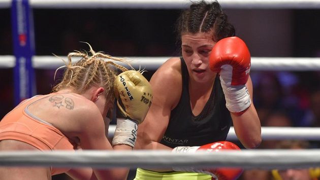 Česká boxerka Lucie Sedláčková (vpravo) v boji s Pašou Malagičovou z Bosny a Hercegoviny o juniorský titul mistryně světa WBC v pérové váze. Česká boxerka Lucie Sedláčková (vpravo) v boji s Pašou Malagičovou z Bosny a Hercegoviny o juniorský titul mistryně světa WBC v pérové váze.