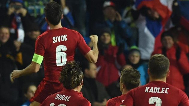 Kapitán české fotbalové reprezentace Tomáš Sivok (vlevo) oslavuje se svými spoluhráči gól proti Srbsku. Kapitán české fotbalové reprezentace Tomáš Sivok (vlevo) oslavuje se svými spoluhráči gól proti Srbsku.