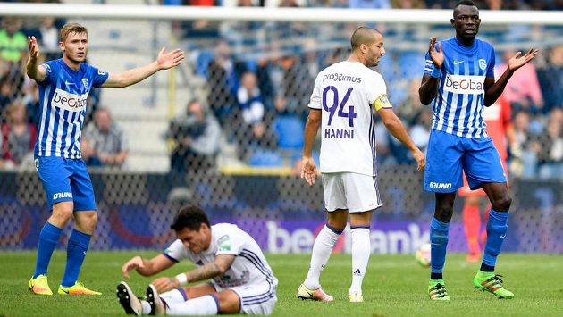 Jakub Brabec (vlevo) z Genku při utkání proti Anderlechtu. Jakub Brabec (vlevo) z Genku při utkání proti Anderlechtu.