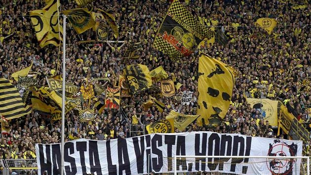Příznivci Borussie Dortmund musí na své tradiční choreo ve finále Ligy mistrů zapomenout. Příznivci Borussie Dortmund musí na své tradiční choreo ve finále Ligy mistrů zapomenout.
