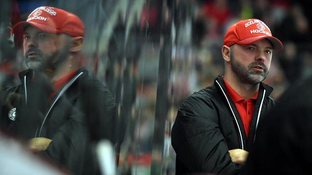 Nový trenér třineckých hokejistů Jiří Dopita během utkání se Zlínem. Nový trenér třineckých hokejistů Jiří Dopita během utkání se Zlínem.