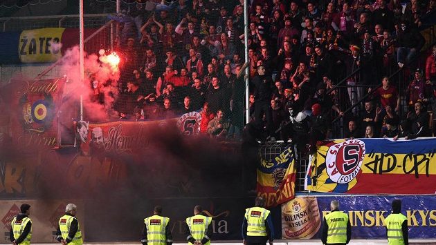 Fanoušci Sparty Praha během utkání v Teplicích. Fanoušci Sparty Praha během utkání v Teplicích.