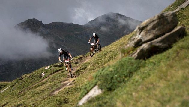 Bikeři Kristián Hynek a Martin Stošek na trati Swiss Epic. Bikeři Kristián Hynek a Martin Stošek na trati Swiss Epic.