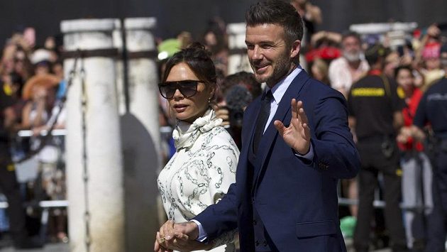 David Beckham a jeho manželka Victoria na svatbě Sergia Ramose (ilustrační foto). David Beckham a jeho manželka Victoria na svatbě Sergia Ramose (ilustrační foto).