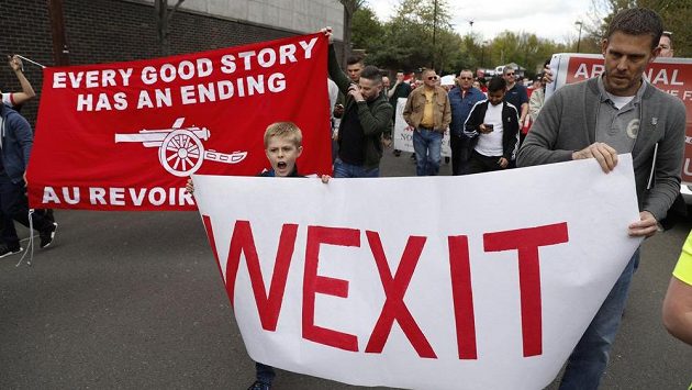 Fanoušci Arsenalu protestovali před zápasem s Manchesterem City proti manažerovi Arsénu Wengerovi. Přímo na stadiónu se pak i poprali. Fanoušci Arsenalu protestovali před zápasem s Manchesterem City proti manažerovi Arsénu Wengerovi. Přímo na stadiónu se pak i poprali.