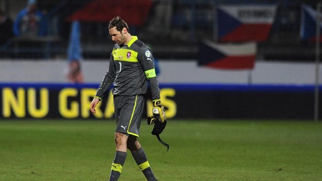 Zklamaný reprezentační brankář Petr Čech po porážce od Dánska. Zklamaný reprezentační brankář Petr Čech po porážce od Dánska.