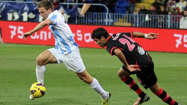 Obránce Nacho Monreal (vlevo) v dresu Málagy v utkání španělské ligy proti Vigu. Obránce Nacho Monreal (vlevo) v dresu Málagy v utkání španělské ligy proti Vigu.