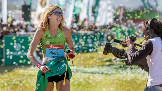 Camille Herronová vítězí v červnu 2017 na Comrades Marathon. Camille Herronová vítězí v červnu 2017 na Comrades Marathon.