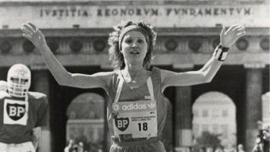 Carina překvapivě vítězí ve své domovské Vídni na maratonské distanci. Carina překvapivě vítězí ve své domovské Vídni na maratonské distanci.