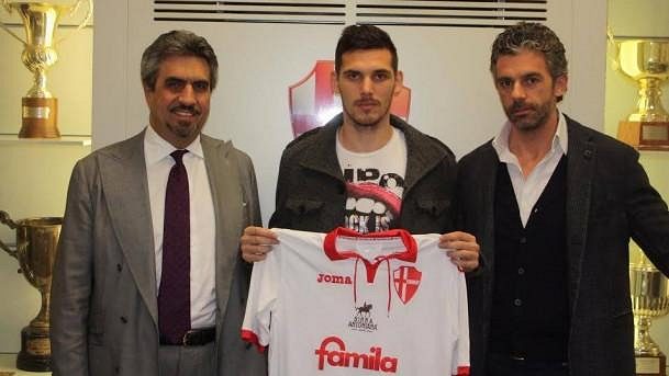 Renato Kelič (uprostřed) už pózuje s dresem Padovy. Renato Kelič (uprostřed) už pózuje s dresem Padovy.