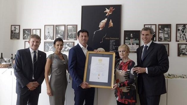 Karel Komárek (uprostřed) s vyznamenáním. Vedle něj napravo Věra Čáslavská, Jiří Kejval a zcela vlevo Martin Doktor. Karel Komárek (uprostřed) s vyznamenáním. Vedle něj napravo Věra Čáslavská, Jiří Kejval a zcela vlevo Martin Doktor.