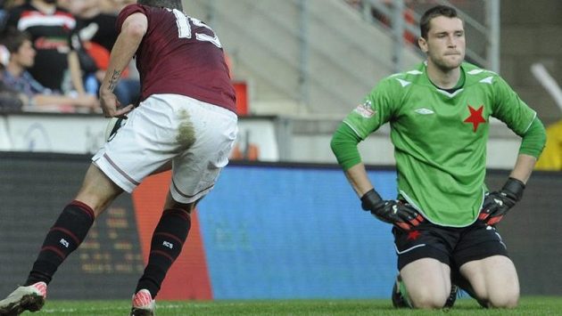 Slávistický brankář Berkovec jedinkrát na kolenou... Přikryl ho překonal, Kerič běží slavit. Slávistický brankář Berkovec jedinkrát na kolenou... Přikryl ho překonal, Kerič běží slavit.