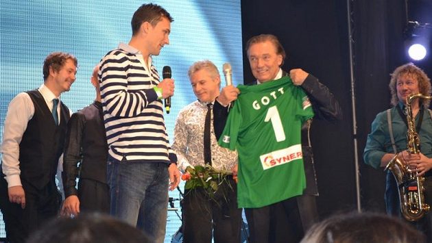 David Lafata s mistrem na sobotním koncertě v Liberci. David Lafata s mistrem na sobotním koncertě v Liberci.