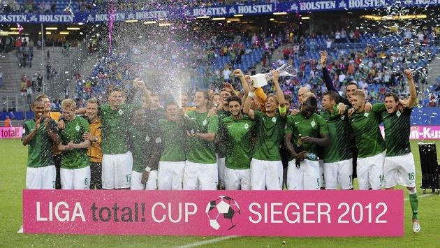 Fotbalisté Werderu Brémy (zcela vlevo Theodor Gebre Selassie) oslavují vítězství na přípravném turnaji v Hamburku. Werder zdolal mistrovský Dortmund i Bayern Mnichov. Fotbalisté Werderu Brémy (zcela vlevo Theodor Gebre Selassie) oslavují vítězství na přípravném turnaji v Hamburku. Werder zdolal mistrovský Dortmund i Bayern Mnichov.