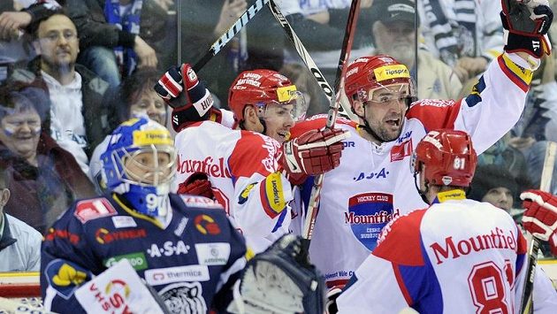 Hokejisté Český Budějovic Pavel Kašpařík (vpravo) a Jiří Šimánek se radují z gólu, který vstřelili za záda libereckého brankáře Marka Pince. Hokejisté Český Budějovic Pavel Kašpařík (vpravo) a Jiří Šimánek se radují z gólu, který vstřelili za záda libereckého brankáře Marka Pince.