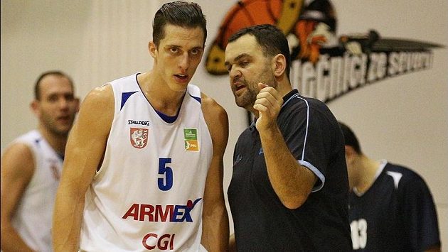 Už bývalý kouč děčínských basketbalistů Pavel Budínský v diskusi s Tomášem Pomikálkem. Už bývalý kouč děčínských basketbalistů Pavel Budínský v diskusi s Tomášem Pomikálkem.