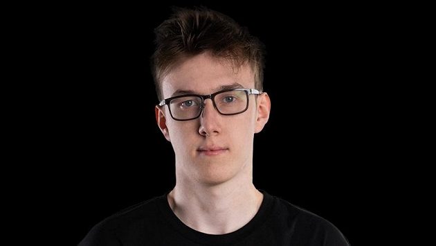 Český hráč Jonáš "Saberlight" Volek patří mezi světovou špičku ve hře Dota 2. Český hráč Jonáš "Saberlight" Volek patří mezi světovou špičku ve hře Dota 2.