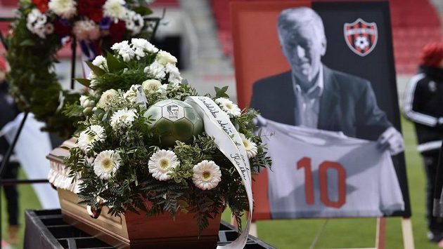 V Trnavě se konalo poslední rozloučení s bývalým československým fotbalovým reprezentantem Jozefem Adamcem, stříbrným medailistou z MS 1962 v Chile, který zemřel 24. prosince 2018 ve věku 76 let. V Trnavě se konalo poslední rozloučení s bývalým československým fotbalovým reprezentantem Jozefem Adamcem, stříbrným medailistou z MS 1962 v Chile, který zemřel 24. prosince 2018 ve věku 76 let.