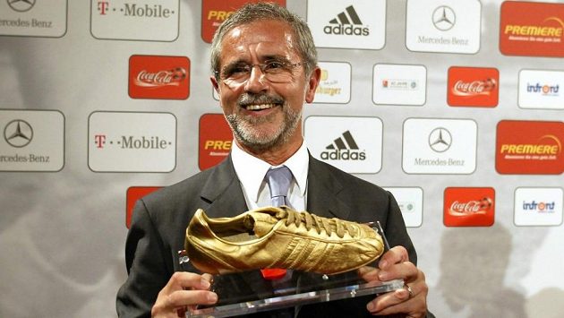 Legendární kanonýr Gerd Müller na snímku z roku 2003 se zlatou kopačkou při galavečeru bundesligy. Legendární kanonýr Gerd Müller na snímku z roku 2003 se zlatou kopačkou při galavečeru bundesligy.