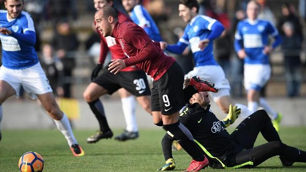 Tal Ben Chaim (vpředu) dává gól Sparty v přípravě proti Táborsku. Tal Ben Chaim (vpředu) dává gól Sparty v přípravě proti Táborsku.